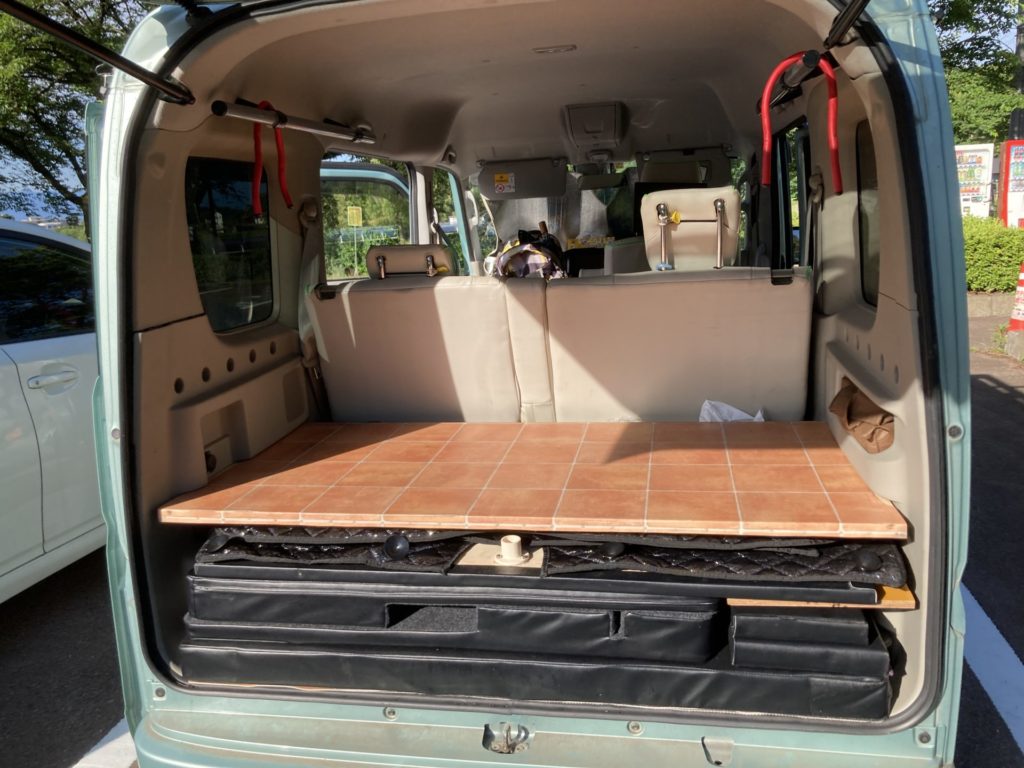 エブリィワゴンの車中泊のベットキットと専用サンシェードとラッゲージボード