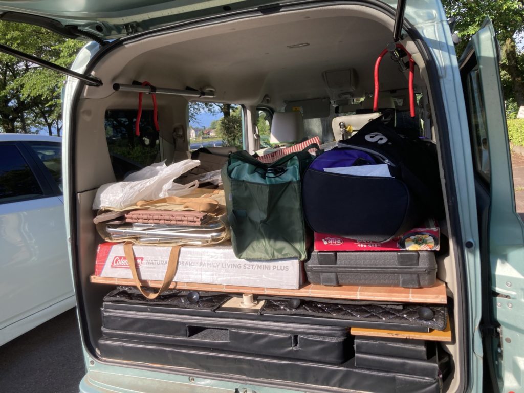 エブリィワゴンの車中泊のベットキットと専用サンシェードの上に荷物を積む