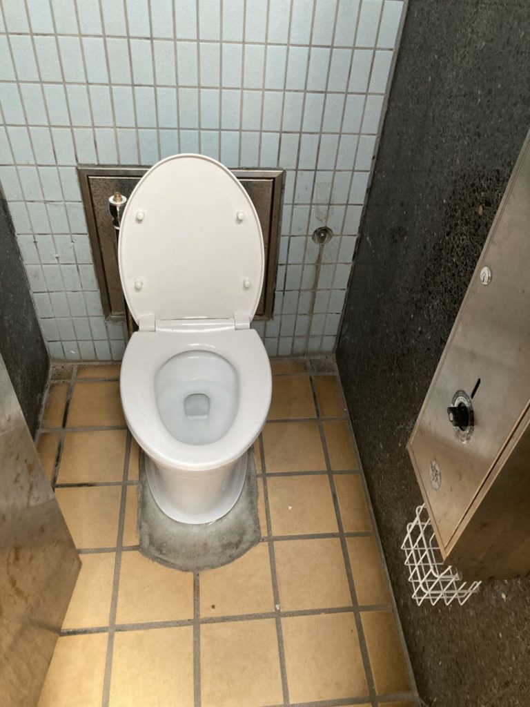 阿字ヶ浦海水浴場の公衆トイレ「さわやかトイレ」の便座は洋式でウオシュレット無し
