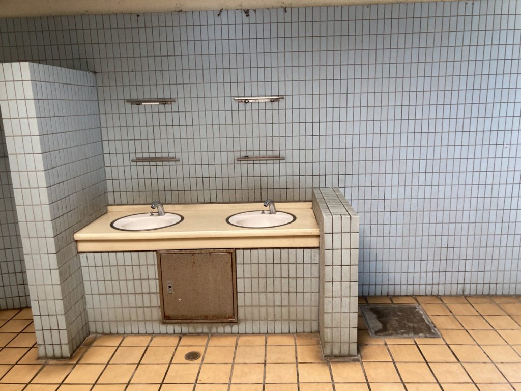 阿字ヶ浦海水浴場の公衆トイレ「さわやかトイレ」の洗面（鏡は外されていました）
