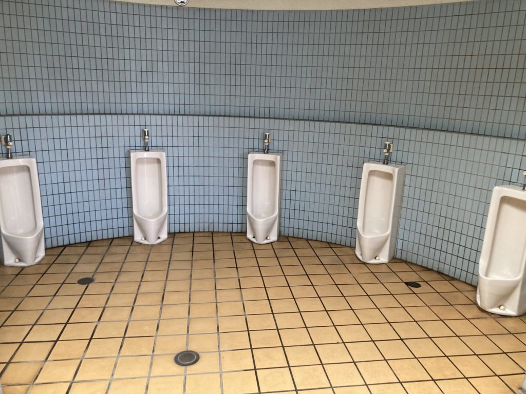 阿字ヶ浦海水浴場の公衆トイレ「さわやかトイレ」の男子トイレ