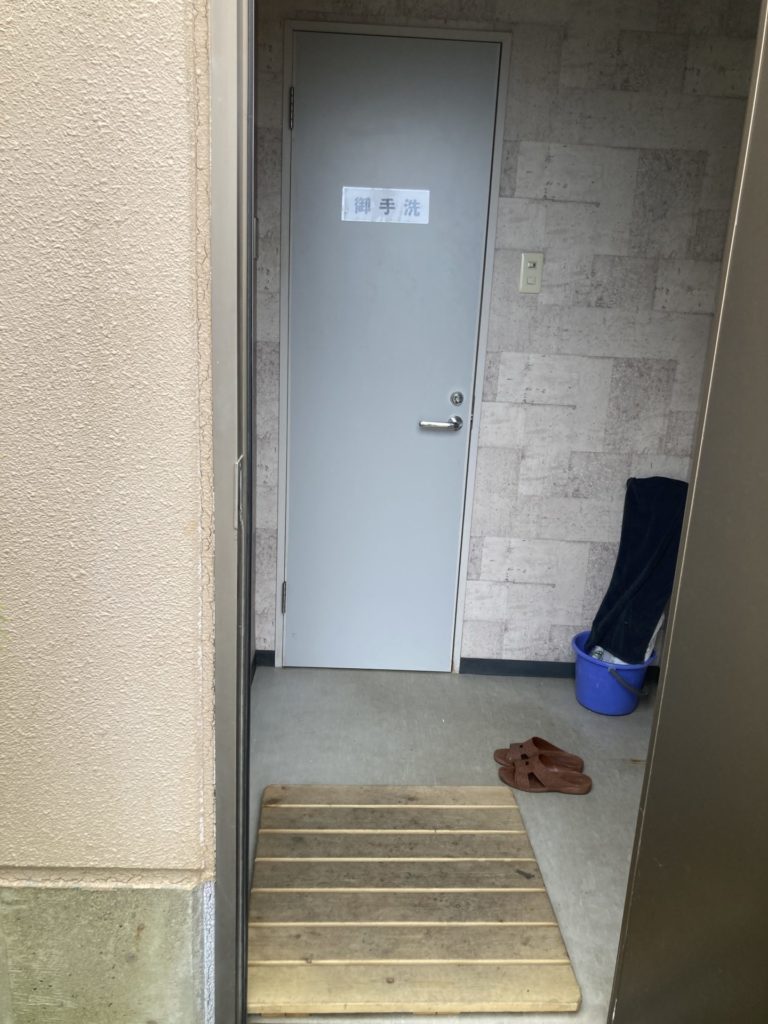 RVパークsmart阿字ヶ浦のトイレのドアを開けるとまたドア