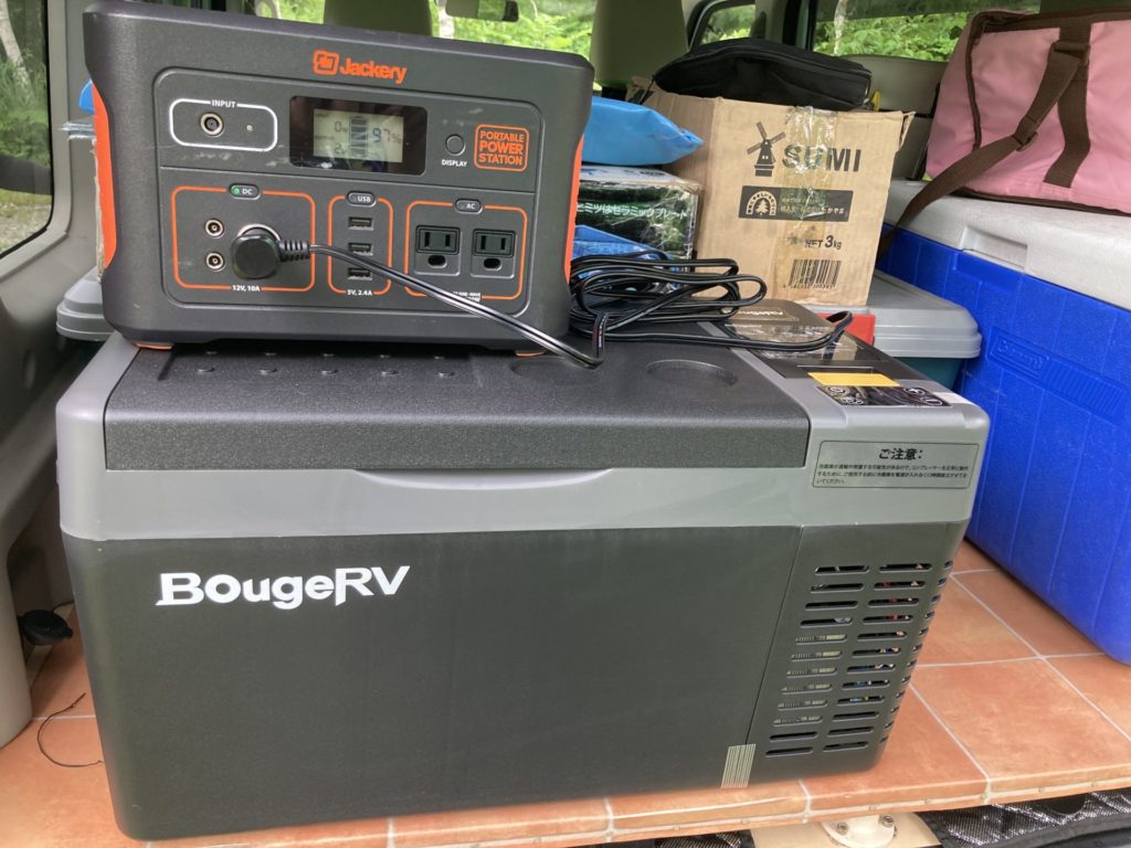 キャンプ設営中などはBougeRV 車載用ポータブル冷蔵庫のDC電源・シガーソケットをポータブル電源に接続して稼働させる