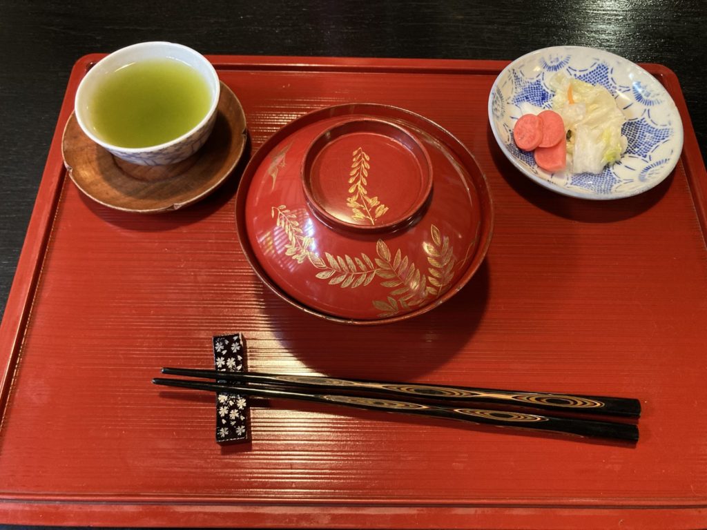 奈良井宿の松屋茶房の漆器塗り