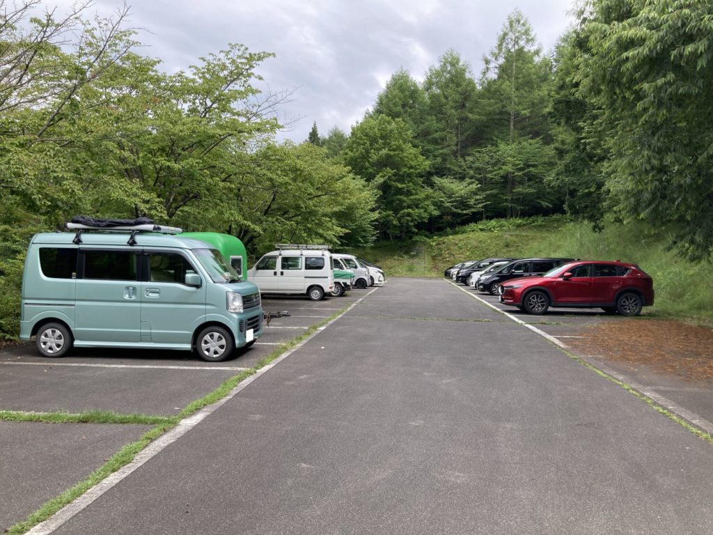 いずみ湖キャンプ場の駐車場は駐車場は左右に1列ずつ停車できる