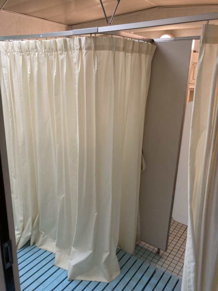 駒出池キャンプ場のシャワー室は間仕切り式になっている
