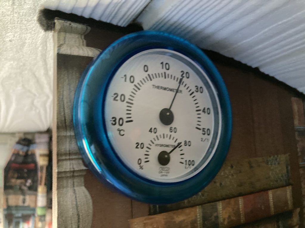 駒出池キャンプ場7月の朝5時台のトレーラーの気温は20℃