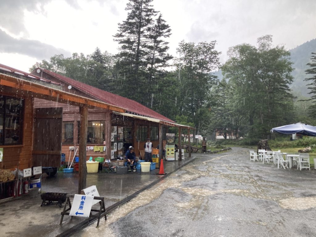 菅沼キャンプ村チェックイン時の雨の様子