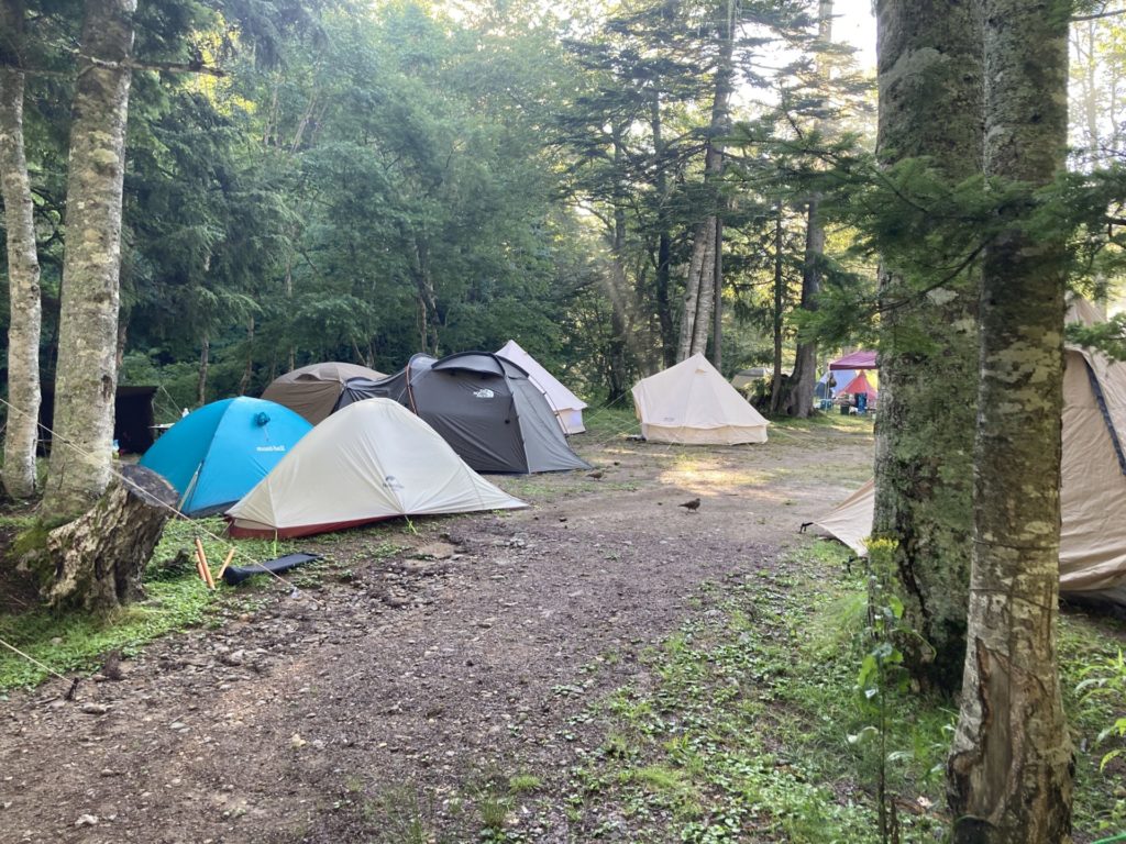 菅沼キャンプ村の規制線ギリギリに貼られているテント