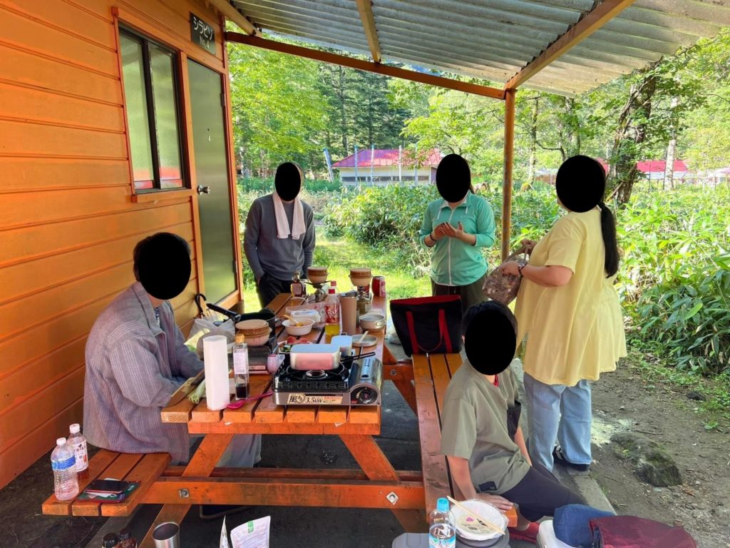 菅沼キャンプ村　翌日のバンガローのテーブルで朝食