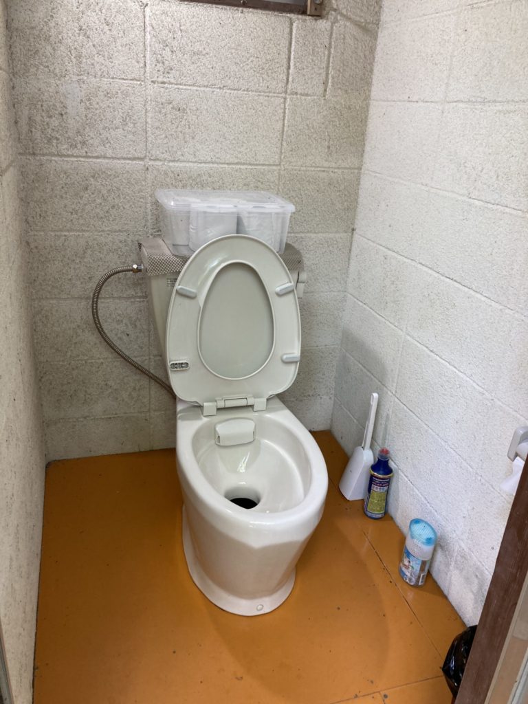 ヤマボクグリーンサイトキャンプ場のトイレは洋式で簡易トイレ（水は流れる。ウオシュレットは無い）