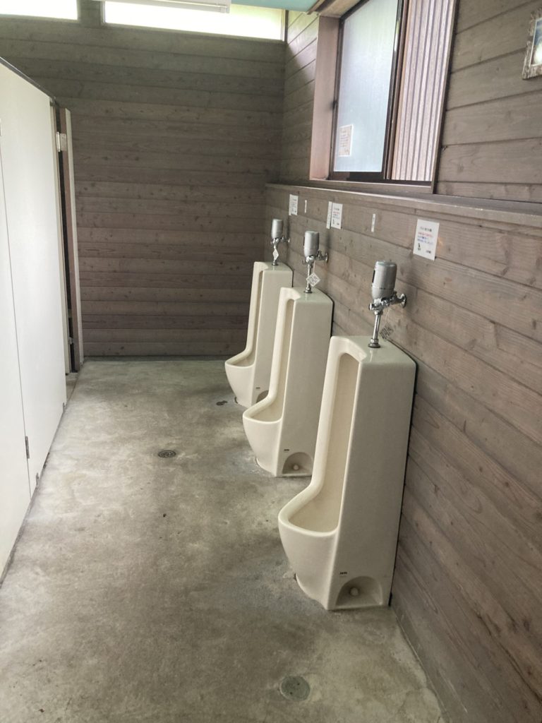 ヤマボクグリーンサイトキャンプ場の外側にあるトイレ棟の男子トイレ