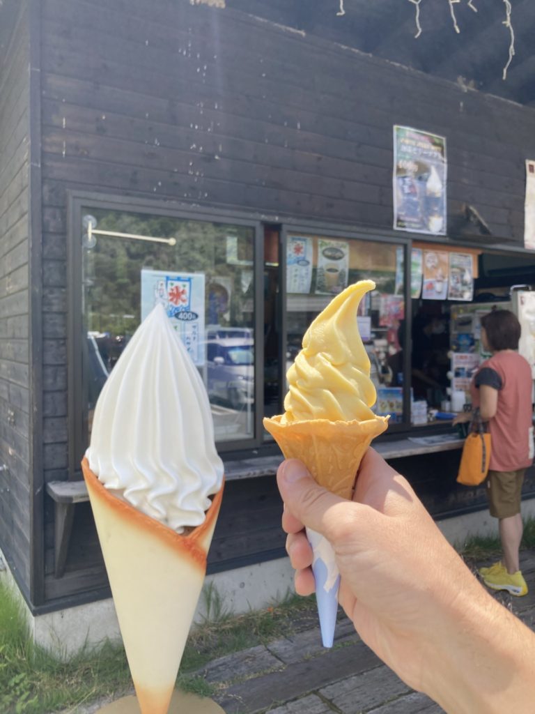 道の駅「八ッ場ふるさと館」にてソフトクリームを食べる