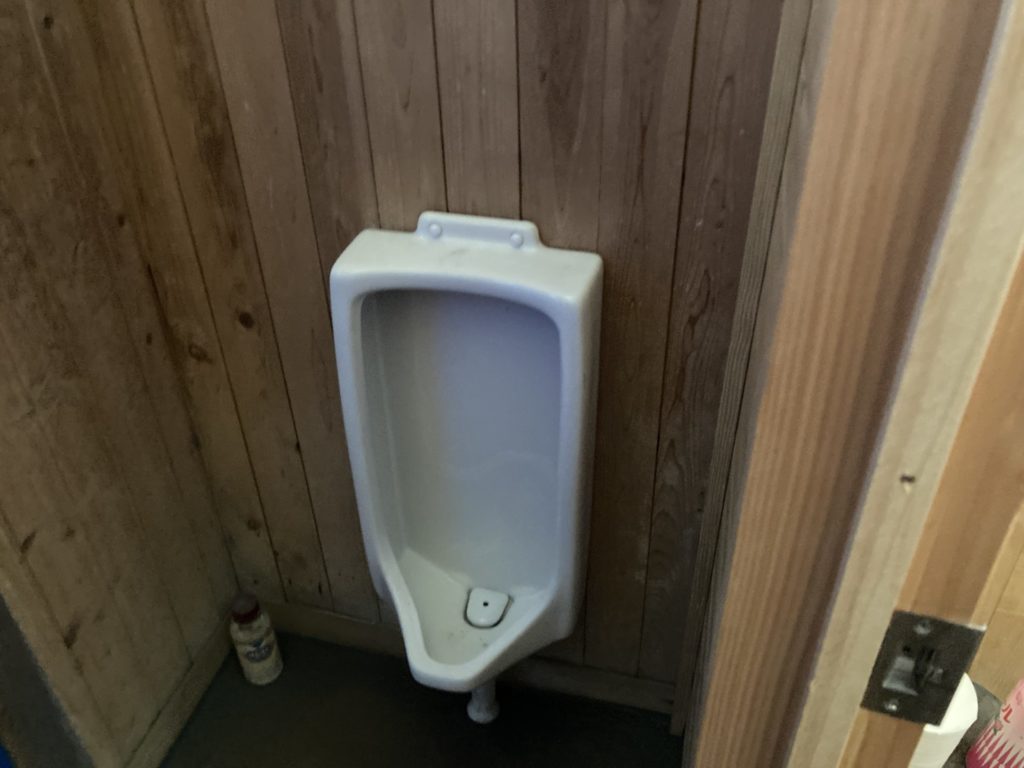 五味池破風高原キャンプ場の管理棟にあるトイレの男子トイレ