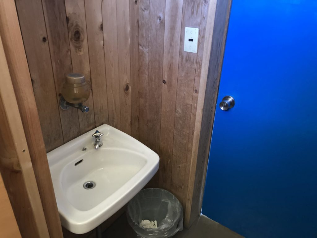五味池破風高原キャンプ場の管理棟にあるトイレの洗面