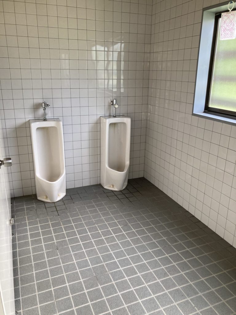 五味池破風高原キャンプ場の第二サイトのトイレの男子トイレ