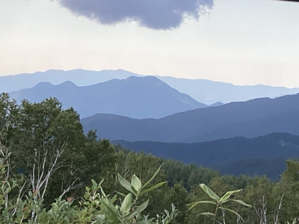 五味池破風高原キャンプ場の第一サイトの5番から見た山々の景観