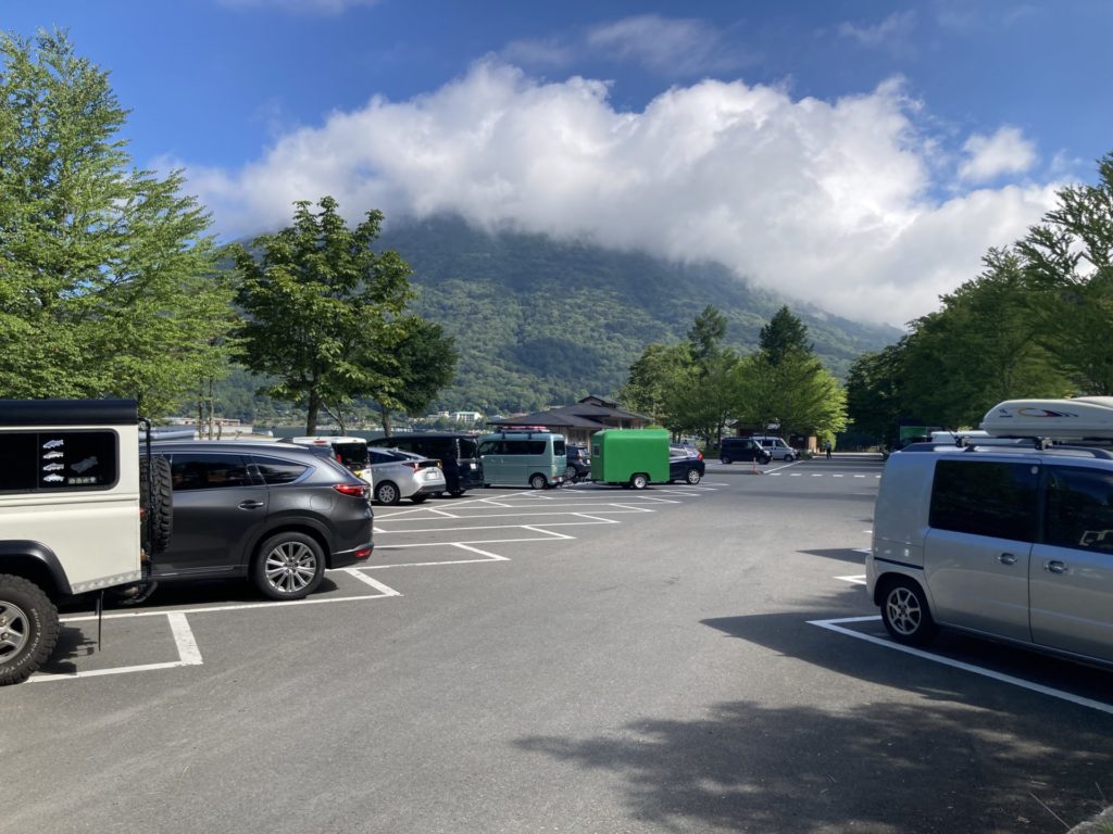 中禅寺湖 歌ヶ浜第一駐車場には縦列駐車できるスペースは無い