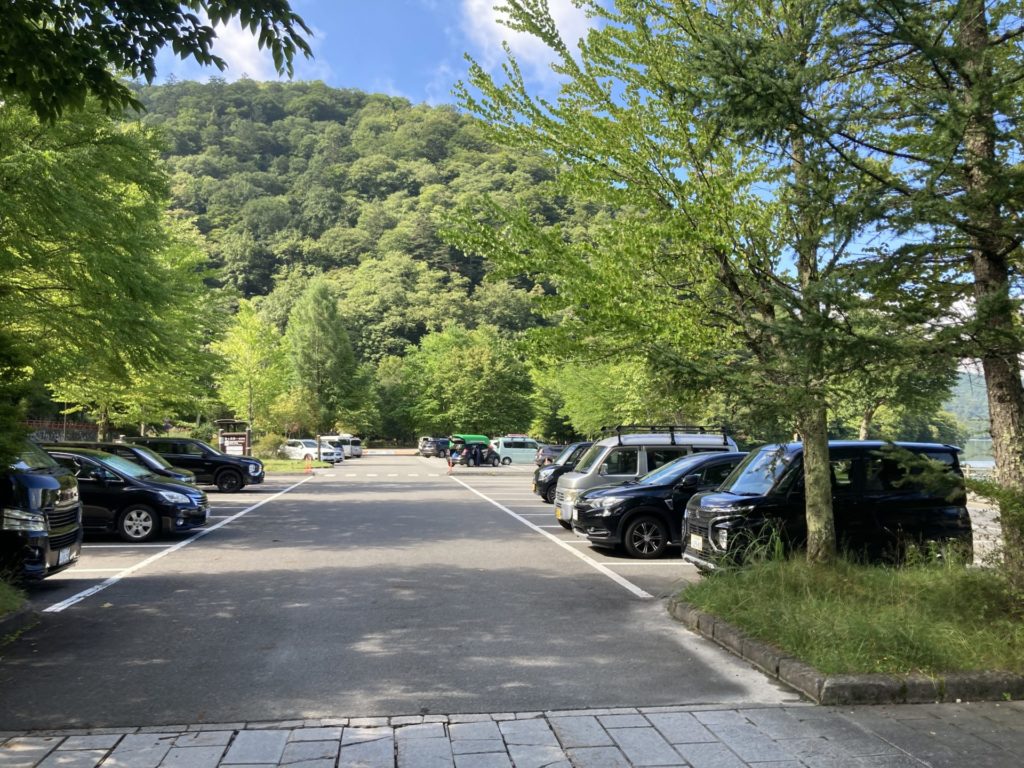 中禅寺湖の歌ヶ浜第一駐車場には縦列可能なスペースは無い