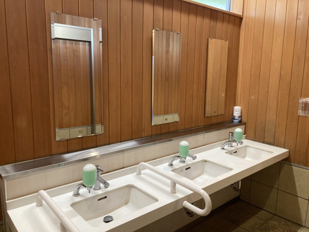 中禅寺湖 歌ヶ浜第一駐車場にあるトイレの洗面