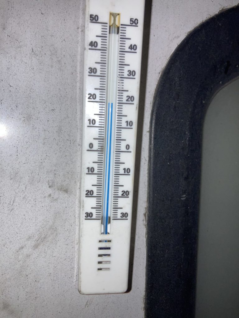 中禅寺湖 立木第二駐車場でトレーラーの8月の気温は早朝20℃
