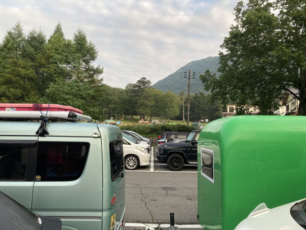 湯の湖 日光湯元キャンプ場の駐車場に到着