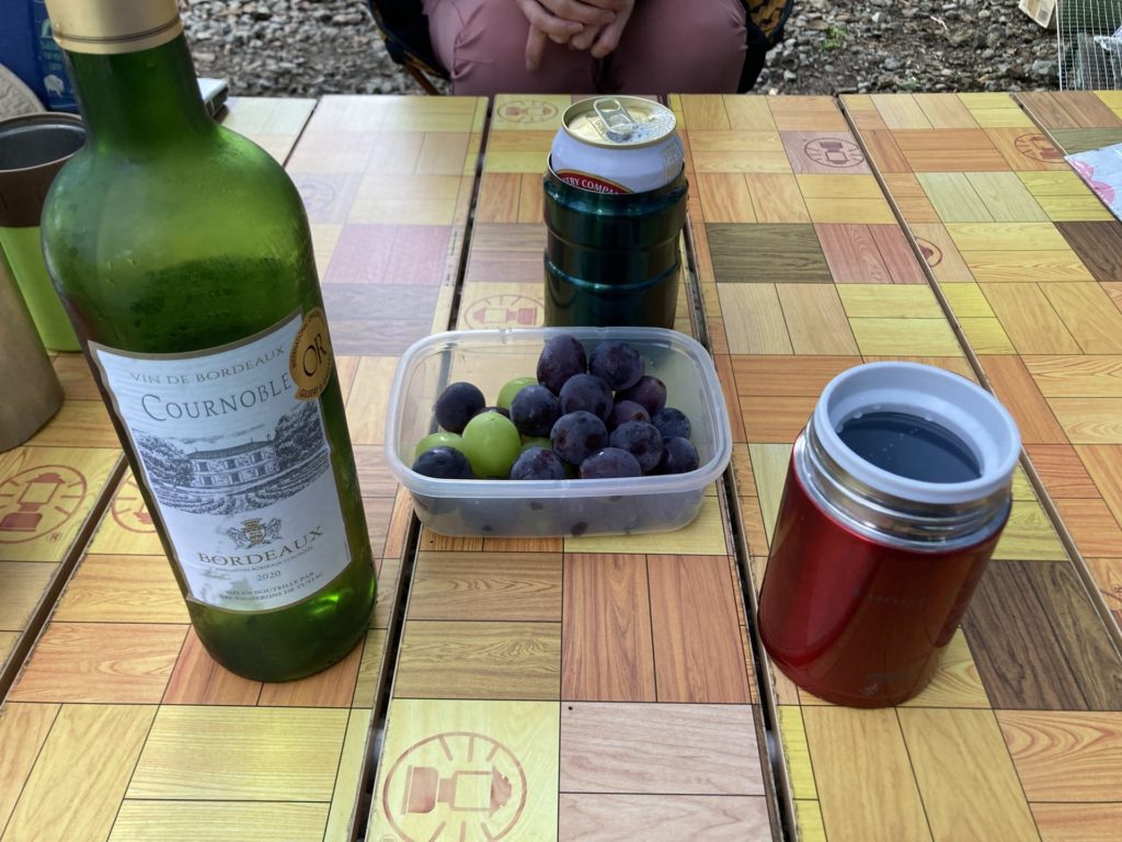キャンプ白ワインとフルーツ