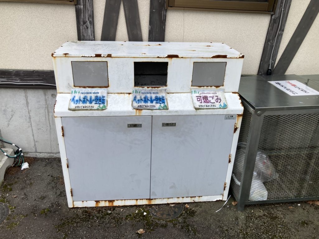 天狗山第5駐車場車中泊サイトのゴミ箱　捨てられるのはペットボトル・空き缶と可燃ごみ