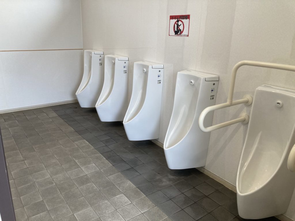 草津温泉スキー場側の車中泊サイトの人でも利用できるトイレの男子トイレ