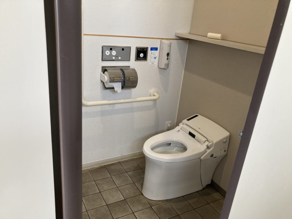 草津温泉スキー場側の車中泊サイトの人でも利用できるトイレの便座（ウオシュレット有り）