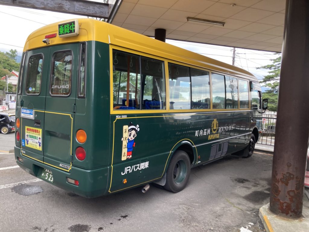 草津の町内巡回バスがバスターミナルに到着