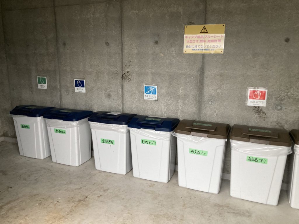 かしわざきセントラルビーチのゴミステーションシャッターを開けると分別ゴミのゴミ箱