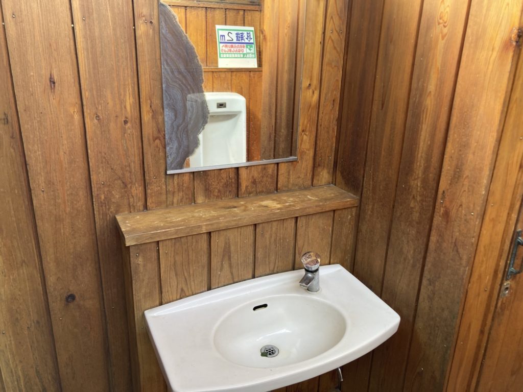 寺泊中央埠頭公園のトイレの中にも洗面がある