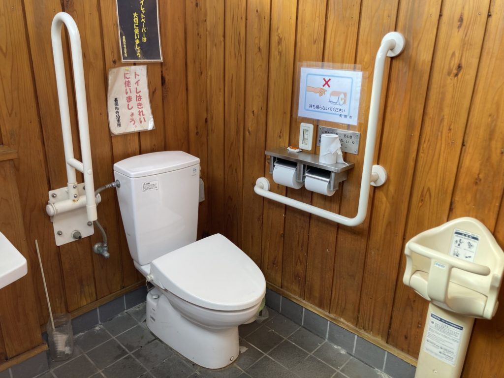 寺泊中央埠頭公園の男女兼用トイレ　多目的トイレのような広さ。ウオシュレットは無し