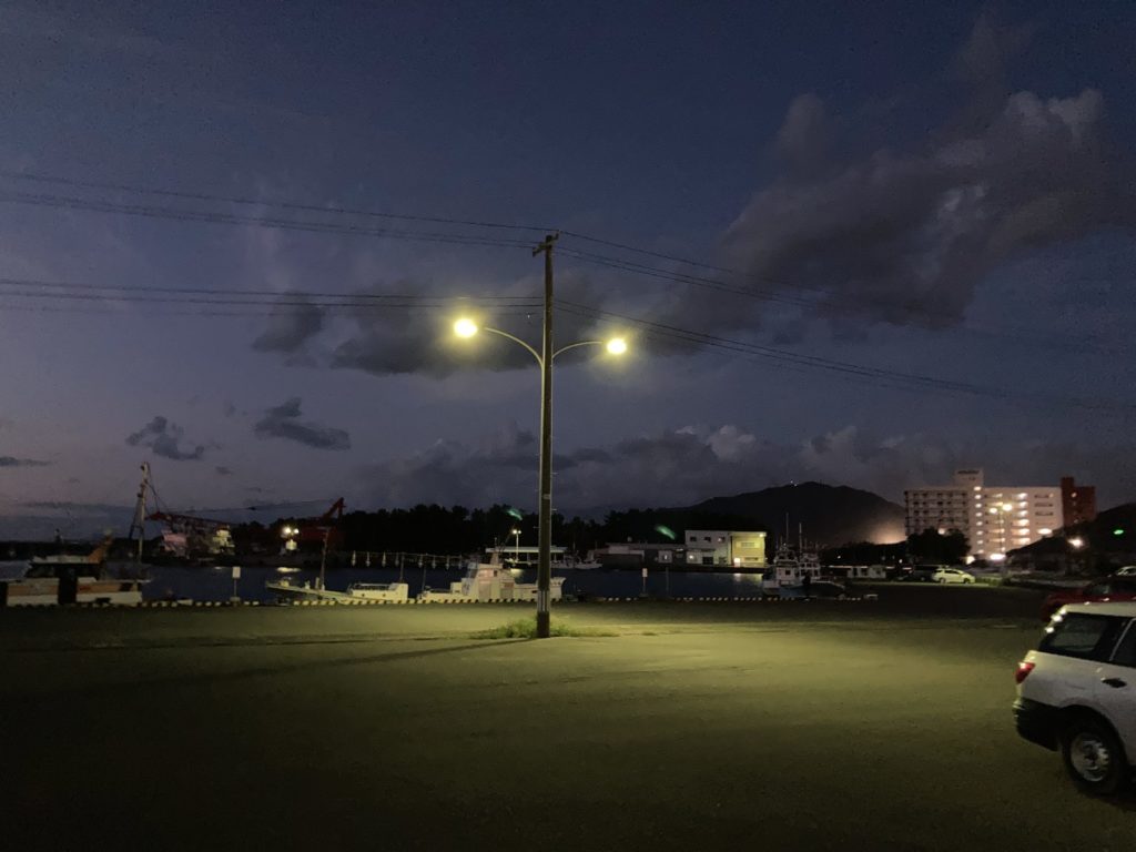 寺泊中央埠頭公園の駐車場の外灯がつき始めまし