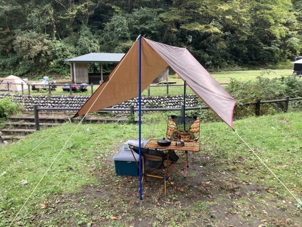 荒崎キャンプ場で小さいタープの設営完了 （これ１つがRVBOXの一式）