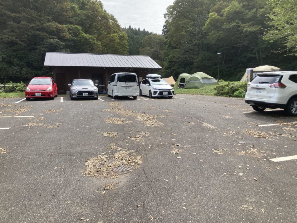荒崎キャンプ場の駐車場は奥にいくと広い 
