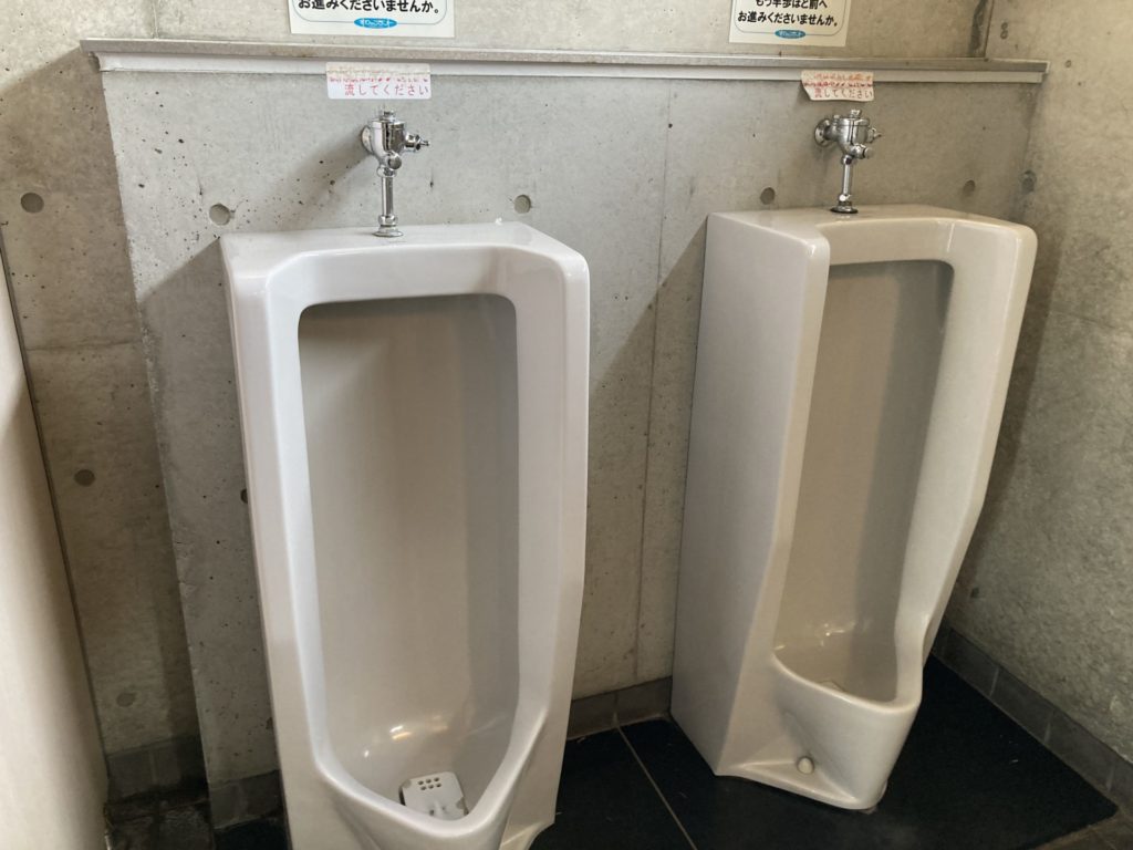 すわっこらんどの駐車場のトイレの男子トイレ