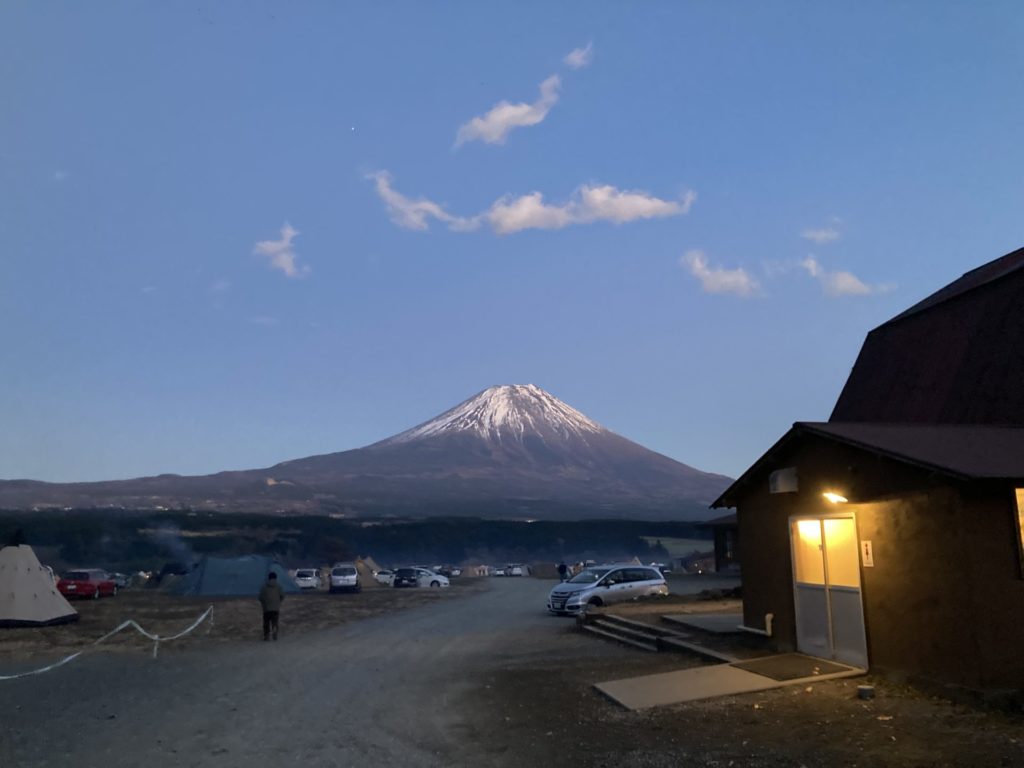 「ふもとっぱらキャンプ場」夕景の富士山