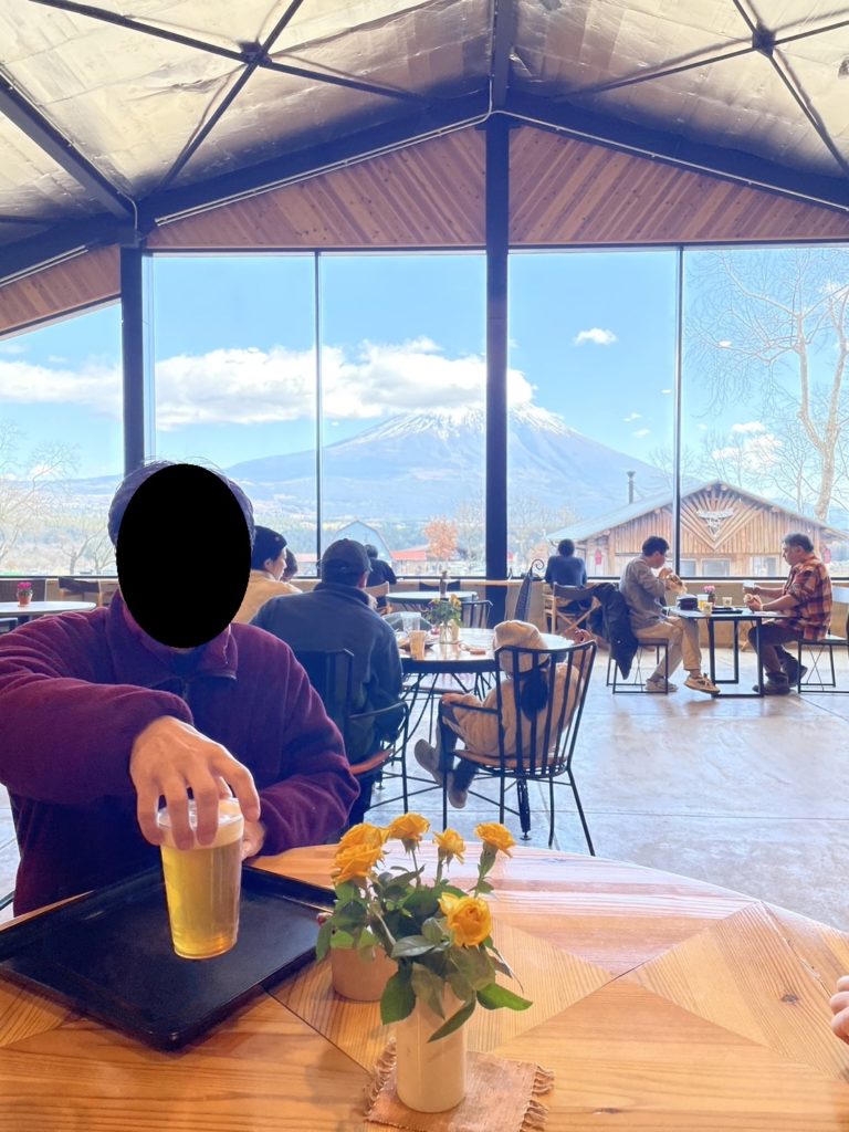 「ふもとっぱらキャンプ場」金山テラスでビール乾杯