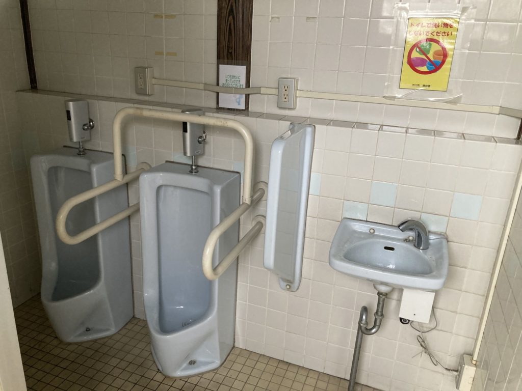 かんなの湯「神川ゆ～ゆ～ランド自由広場無料キャンプ場」の男子トイレ