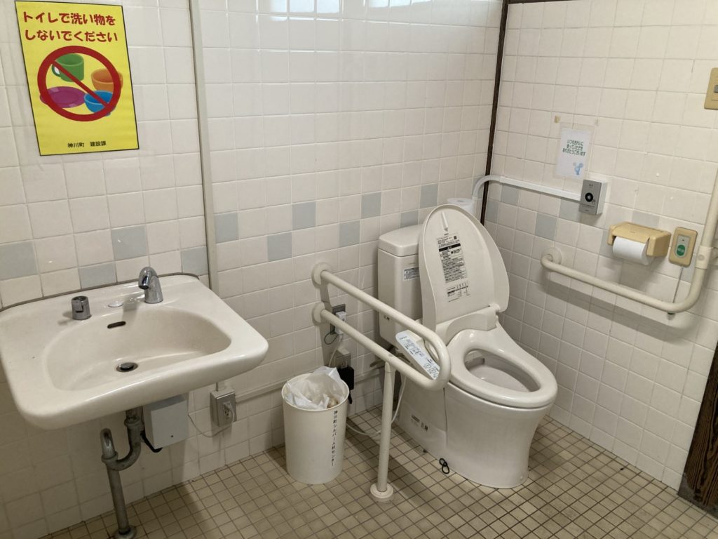かんなの湯「神川ゆ～ゆ～ランド自由広場無料キャンプ場」の多目的トイレにはウオシュレットが付いている