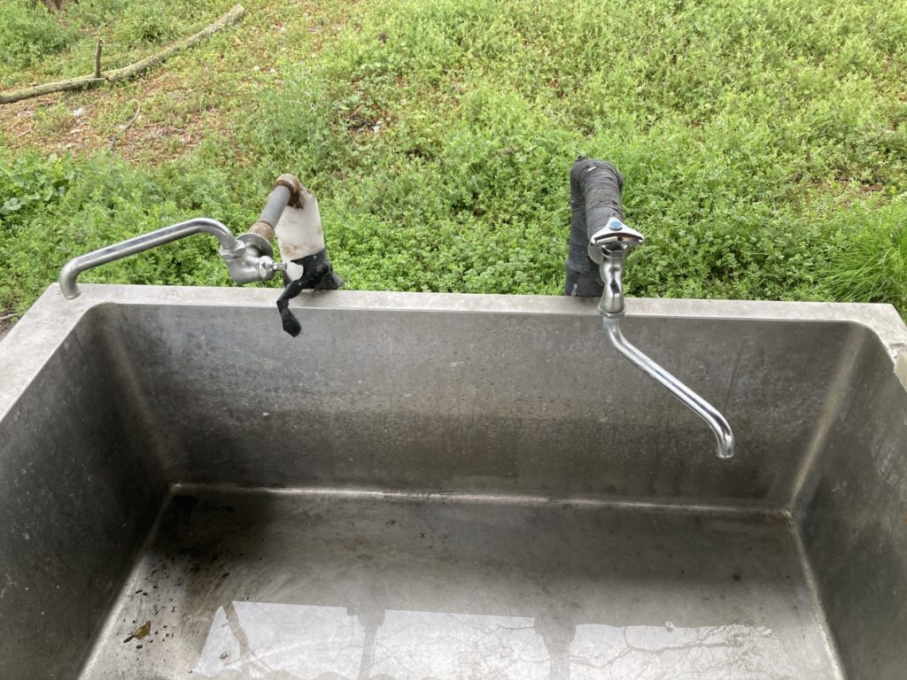 かんなの湯「神川ゆ～ゆ～ランド自由広場無料キャンプ場」の３つある蛇口の１つは水が出ない