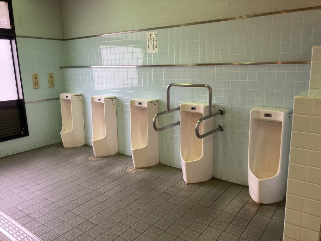 道の駅「信州蔦木宿」の男子トイレ