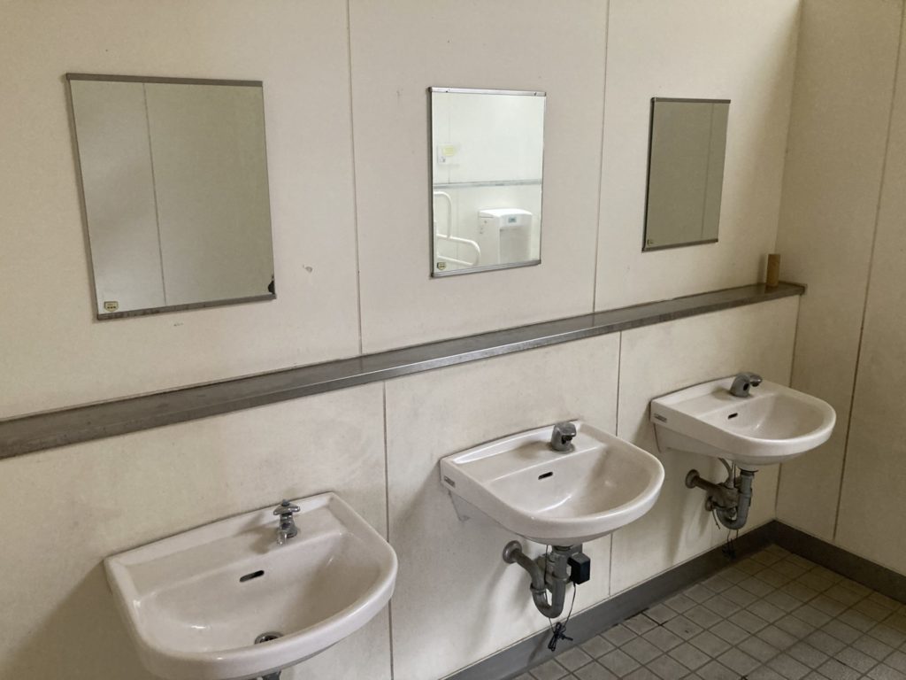 竜洋海洋公園の駐車場にあるトイレの洗面