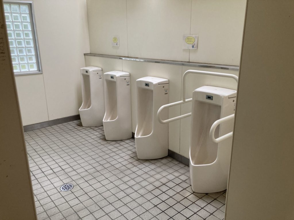 竜洋海洋公園の駐車場にある男子トイレ