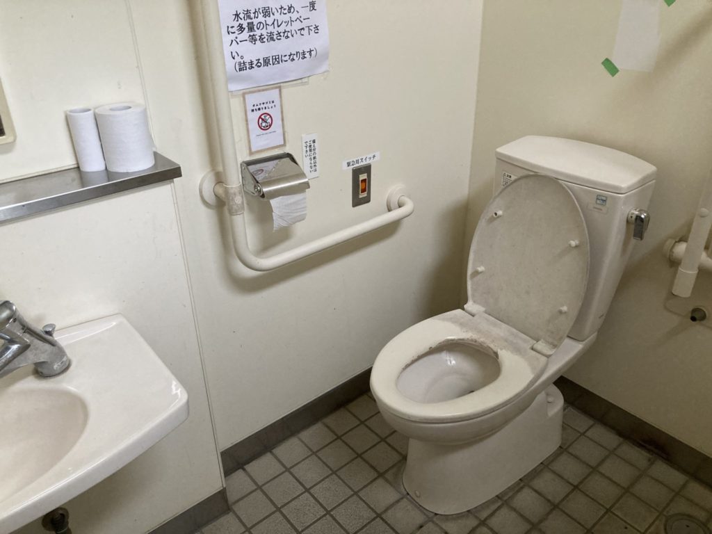 竜洋海洋公園の駐車場にある多目的トイレも洋式ですがウオシュレット無しでした