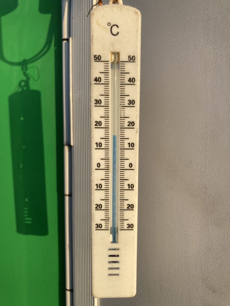 4月の竜洋海洋公園車中泊　朝6時の気温は17℃