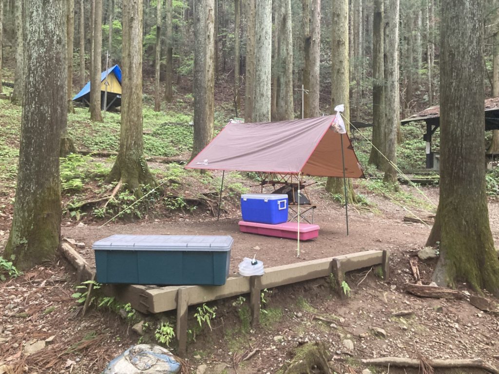 小平の里キャンプ場にタープを設営