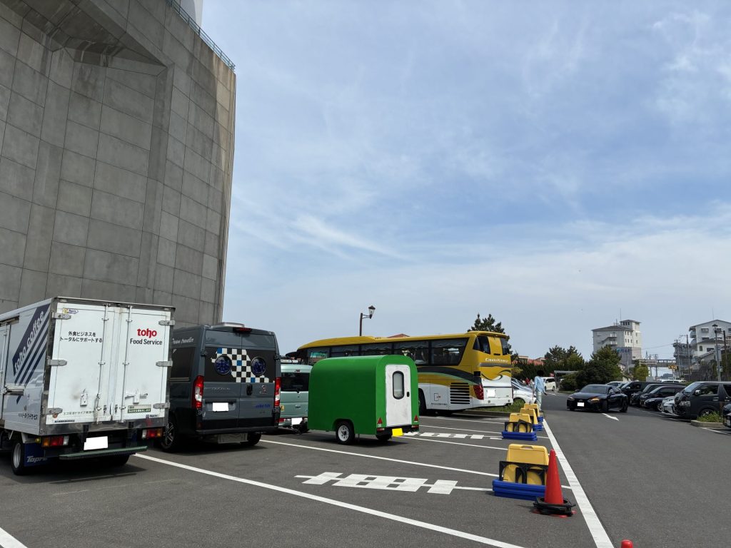 道の駅あわじ 大型車用駐車場（続々と長身の車が停車）